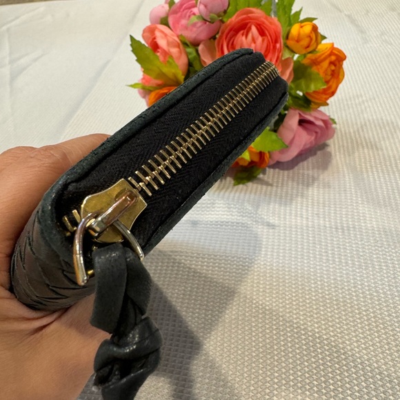 Authentic Bottega Veneta zippy wallet - Picture 4 of 14